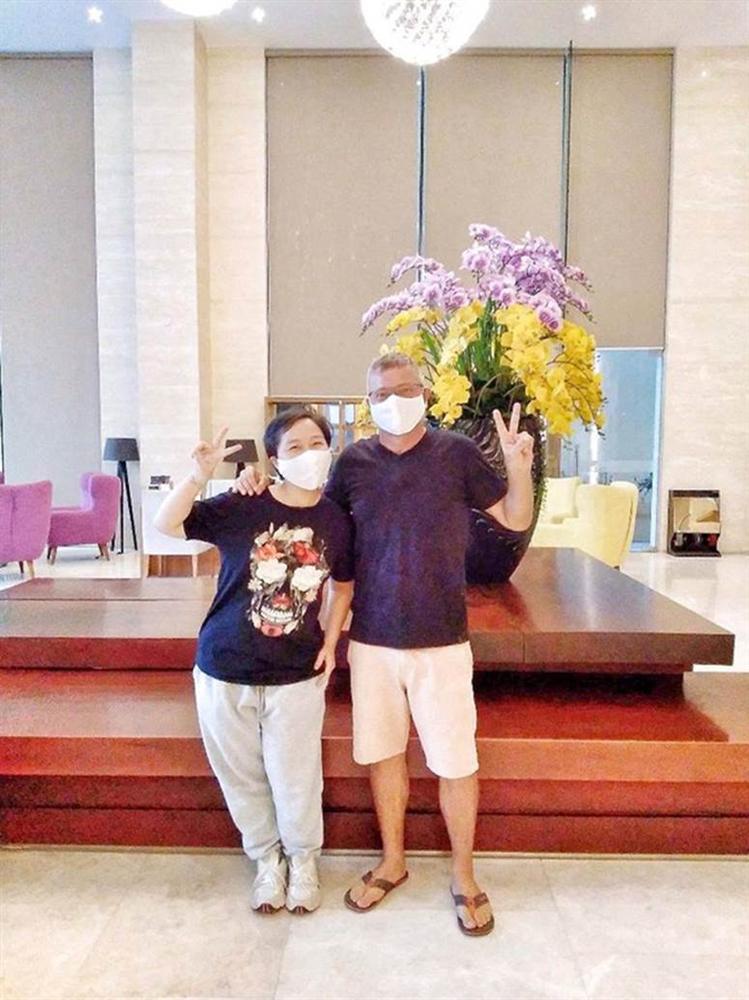 Phía sau hình ảnh người phụ nữ trong khu cách ly ở Đà Nẵng với tấm biển nhờ các anh công an mua giúp em 1 bát cháo cho em bé-9