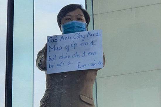 Phía sau hình ảnh người phụ nữ trong khu cách ly ở Đà Nẵng với tấm biển nhờ các anh công an 