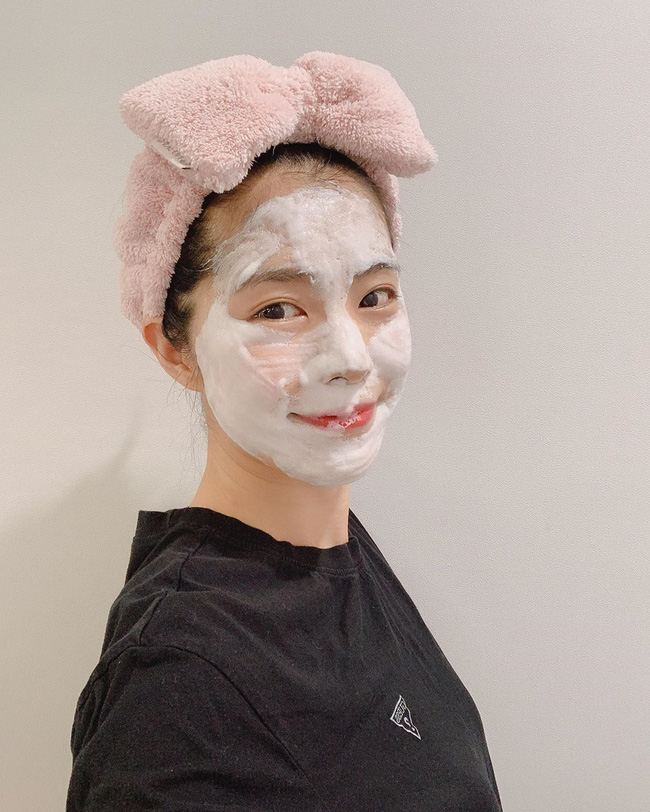 Chăm lướt mạng xã hội là bạn sẽ góp nhặt được khối bí kíp skincare giúp lột xác làn da ngoạn mục như 7 tips dưới đây-1