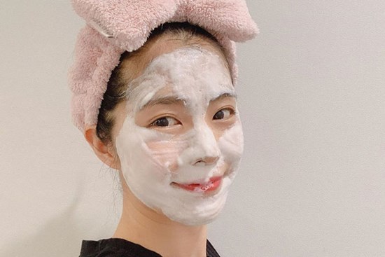 Chăm lướt mạng xã hội là bạn sẽ góp nhặt được khối bí kíp skincare giúp lột xác làn da ngoạn mục như 7 tips dưới đây