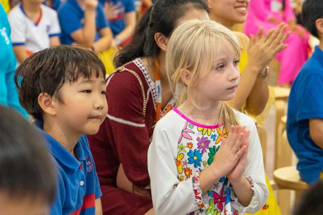 Điều kiện gia đình bình thường nhưng bố mẹ vẫn muốn con học trường đắt tiền, kết quả phải hối hận sau 1 tháng-1