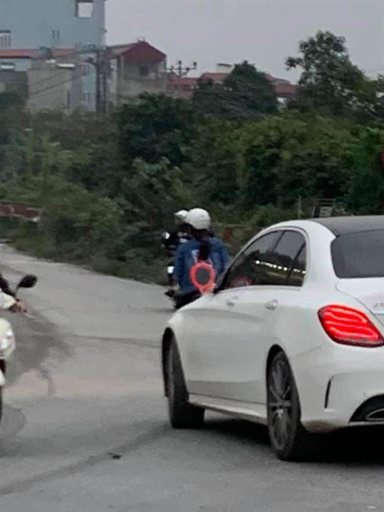 Xe sang Mercedes tiền tỷ và chiếc gương đặc biệt, ai thấy cũng ngao ngán: Chắc bất lực lắm rồi!-2