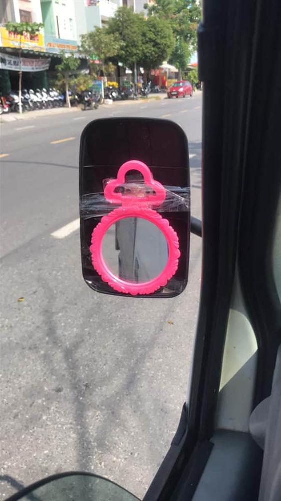 Xe sang Mercedes tiền tỷ và chiếc gương đặc biệt, ai thấy cũng ngao ngán: Chắc bất lực lắm rồi!-5