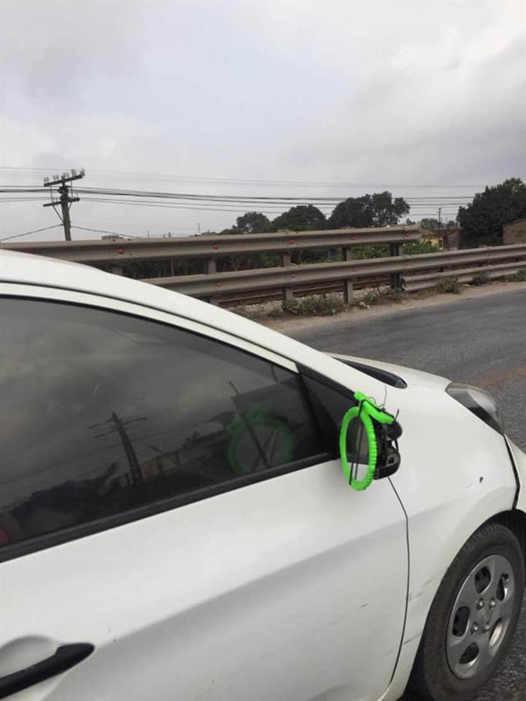 Xe sang Mercedes tiền tỷ và chiếc gương đặc biệt, ai thấy cũng ngao ngán: Chắc bất lực lắm rồi!-6