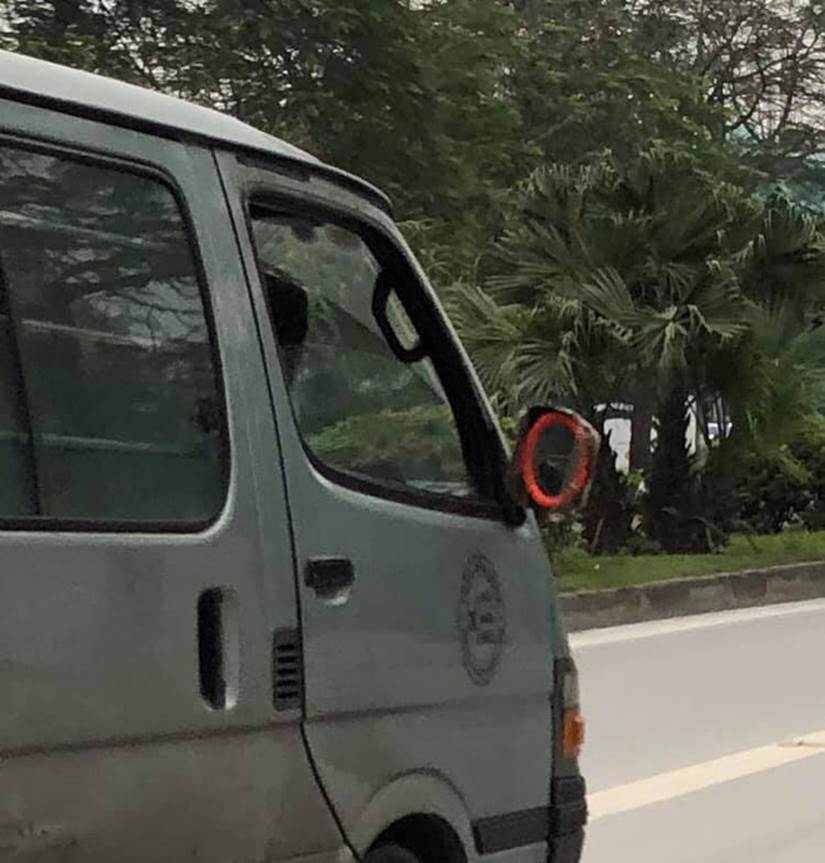 Xe sang Mercedes tiền tỷ và chiếc gương đặc biệt, ai thấy cũng ngao ngán: Chắc bất lực lắm rồi!-8