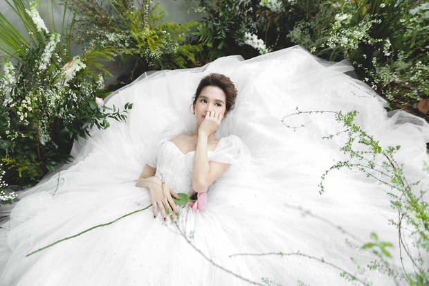 Vừa tiết lộ tình mới và rất muốn có con, Ngọc Trinh đã diện ngay váy cưới vừa sexy vừa xinh ngất-1