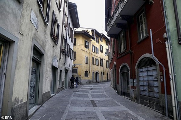 Cặp vợ chồng già chết cách nhau 2 tiếng đồng hồ vì Covid-19, giây phút cuối đời đơn độc trên giường bệnh vì con trai đang cách ly-5