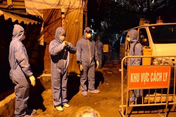 Tất cả các trường hợp F1 có tiếp xúc gần với bệnh nhân số 17 và 21 đều xét nghiệm âm tính-1