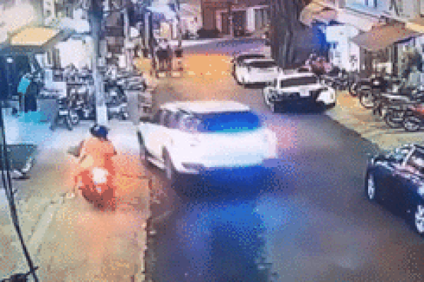 Ô tô không người lái trôi dốc tông hàng loạt xe trên đường