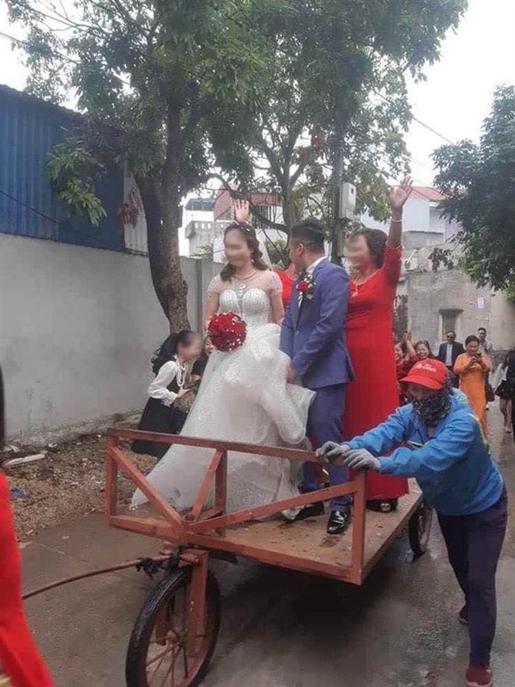 Màn rước dâu có 1-0-2: Cô dâu chú rể đứng trên xe bò, được kéo đi bởi người phụ nữ ăn vận sang trọng khiến MXH xôn xao thắc mắc-3