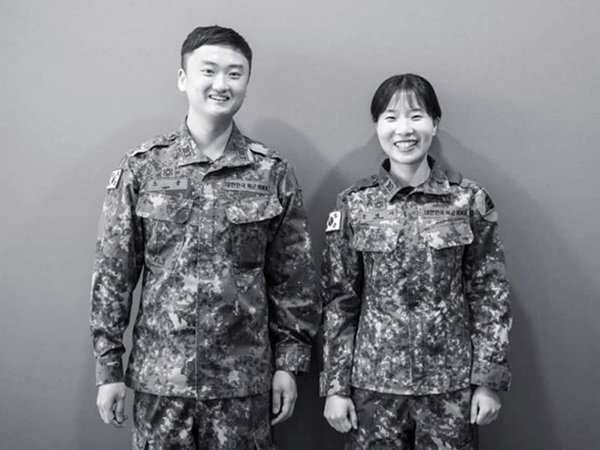 Khoảnh khắc chồng nhìn vợ với đôi mắt trìu mến khi cả hai là quân nhân đi làm nhiệm vụ chống dịch Covid-19 ở Hàn Quốc gây xúc động mạnh-2