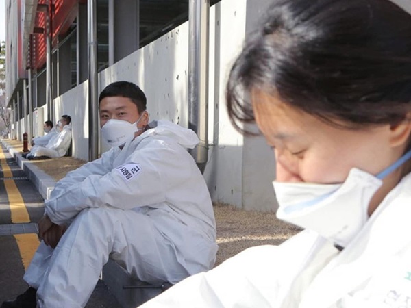 Khoảnh khắc chồng nhìn vợ với đôi mắt trìu mến khi cả hai là quân nhân đi làm nhiệm vụ chống dịch Covid-19 ở Hàn Quốc gây xúc động mạnh-3