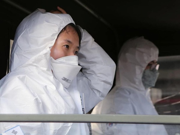 Khoảnh khắc chồng nhìn vợ với đôi mắt trìu mến khi cả hai là quân nhân đi làm nhiệm vụ chống dịch Covid-19 ở Hàn Quốc gây xúc động mạnh-4