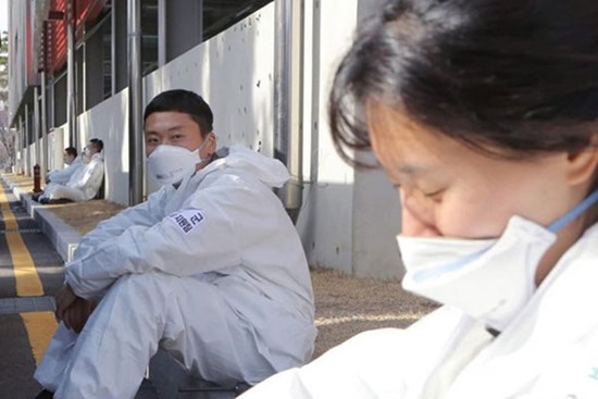 Khoảnh khắc chồng nhìn vợ với đôi mắt trìu mến khi cả hai là quân nhân đi làm nhiệm vụ chống dịch Covid-19 ở Hàn Quốc gây xúc động mạnh