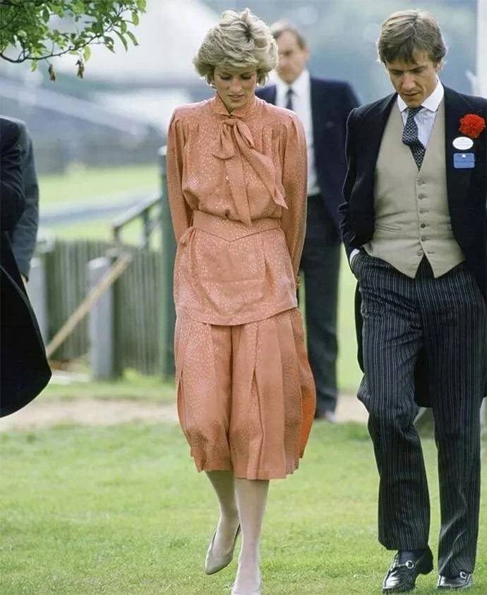 Công nương Diana chính ra cũng mê đồ điệu, loạt váy áo bánh bèo mà các chị em mê mệt được bà diện đẹp xuất sắc chỉ bằng vài chiêu đơn giản-3