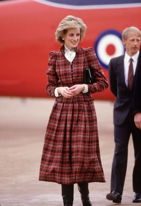 Công nương Diana chính ra cũng mê đồ điệu, loạt váy áo bánh bèo mà các chị em mê mệt được bà diện đẹp xuất sắc chỉ bằng vài chiêu đơn giản-15