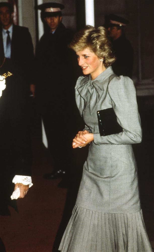 Công nương Diana chính ra cũng mê đồ điệu, loạt váy áo bánh bèo mà các chị em mê mệt được bà diện đẹp xuất sắc chỉ bằng vài chiêu đơn giản-17