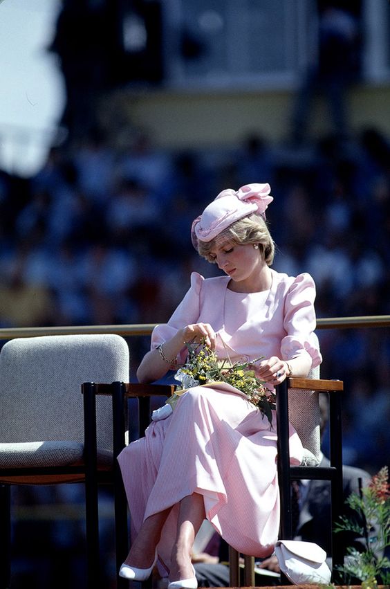 Công nương Diana chính ra cũng mê đồ điệu, loạt váy áo bánh bèo mà các chị em mê mệt được bà diện đẹp xuất sắc chỉ bằng vài chiêu đơn giản-18