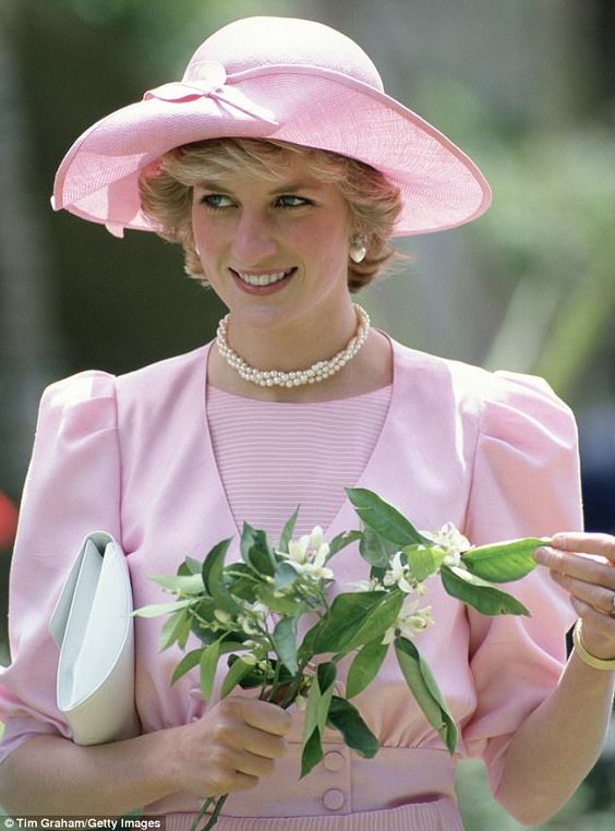 Công nương Diana chính ra cũng mê đồ điệu, loạt váy áo bánh bèo mà các chị em mê mệt được bà diện đẹp xuất sắc chỉ bằng vài chiêu đơn giản-19