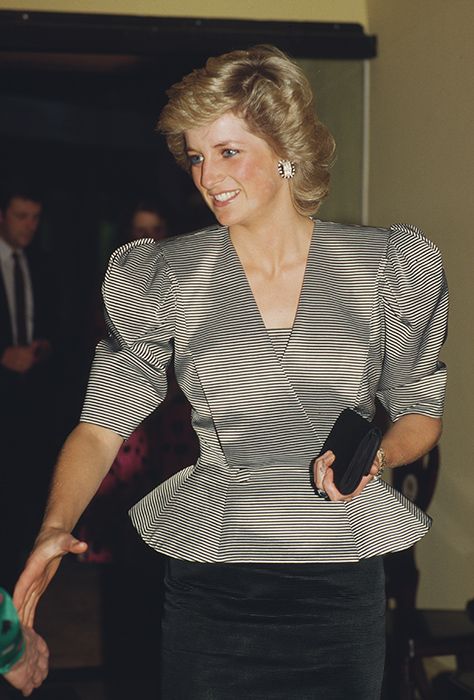 Công nương Diana chính ra cũng mê đồ điệu, loạt váy áo bánh bèo mà các chị em mê mệt được bà diện đẹp xuất sắc chỉ bằng vài chiêu đơn giản-21