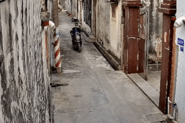 Xe máy đột ngột lao ra đường bị ôtô đâm trúng-1