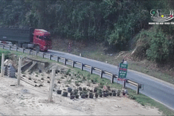 Khoảnh khắc xe đầu kéo chạy sai làn đường đâm trực diện xe máy