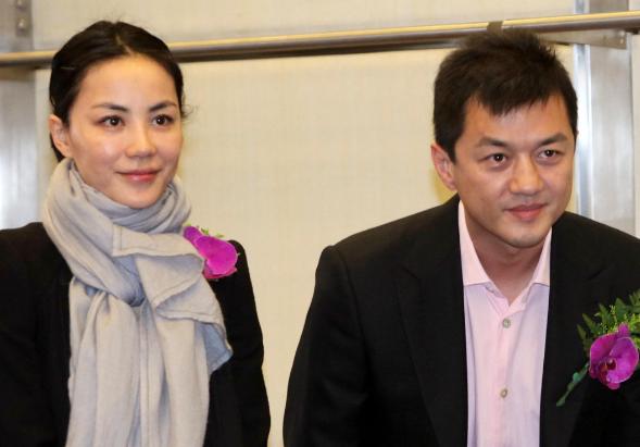 Nội tình vụ ly hôn giữa Vương Phi và Lý Á Bằng bị lộ, liệu đây có phải nguyên nhân thiên hậu Hong Kong quay lại với tình trẻ?-2