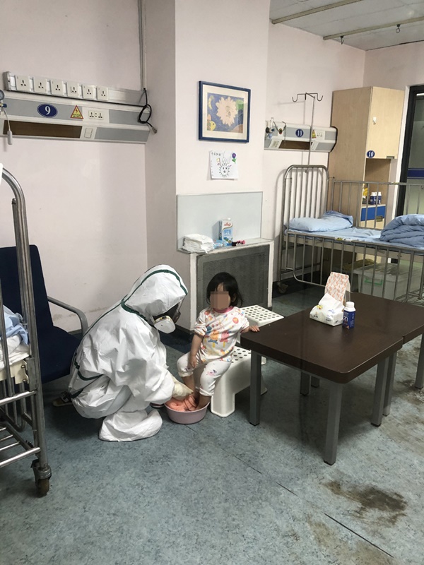 8/9 người trong gia đình mắc COVID-19 trước khi đến Nhật Bản du lịch và cuộc sống cách ly thấm đẫm tình người của 2 anh em bệnh nhi nhỏ tuổi-4