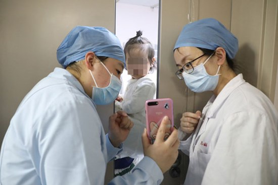 8/9 người trong gia đình mắc COVID-19 trước khi đến Nhật Bản du lịch và cuộc sống cách ly thấm đẫm tình người của 2 anh em bệnh nhi nhỏ tuổi