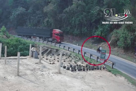 CLIP: Xe đầu kéo lao thẳng vào xe máy chở 2 thanh niên, hiện trường vụ tai nạn khiến ai nấy đều bàng hoàng