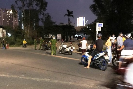 Đà Nẵng: Nghe đồn có án mạng giữa dịch Covid-19, cả trăm người vẫn kéo đến xem