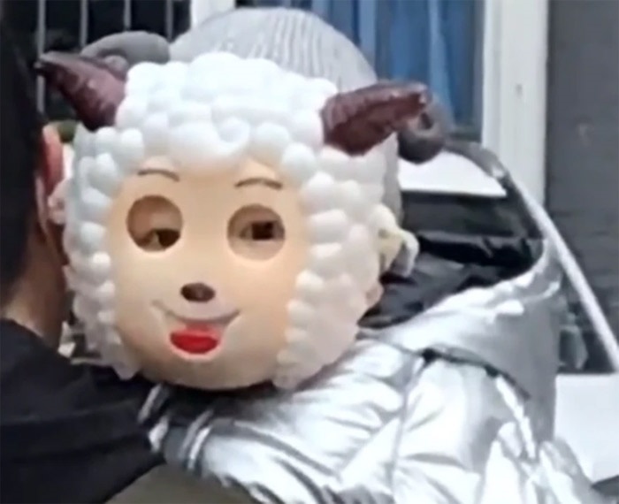 Con trai không chịu đeo khẩu trang khi ra ngoài, bố tung chiêu khiến con vừa được bảo vệ lại vừa thích thú-3