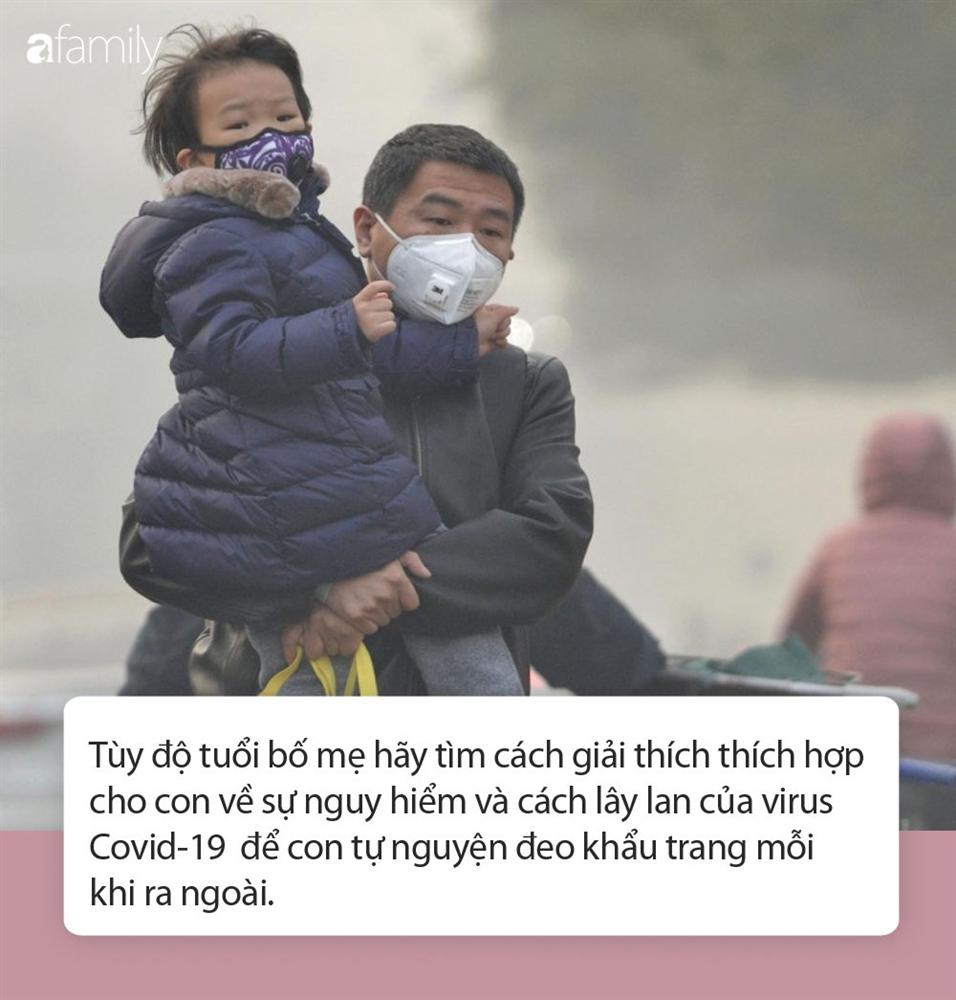 Con trai không chịu đeo khẩu trang khi ra ngoài, bố tung chiêu khiến con vừa được bảo vệ lại vừa thích thú-4
