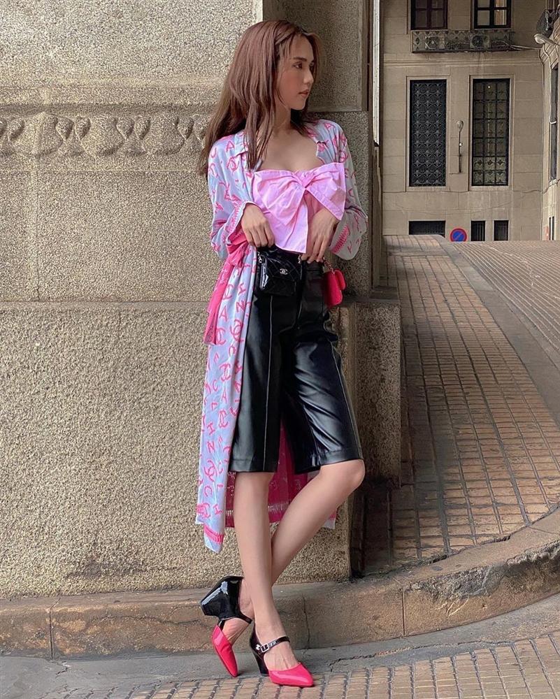 Phượng Chanel bất ngờ thắng thế, Ngọc Trinh dù hở nhiều hơn nhưng vẫn thua người chị đôi ba phần-1