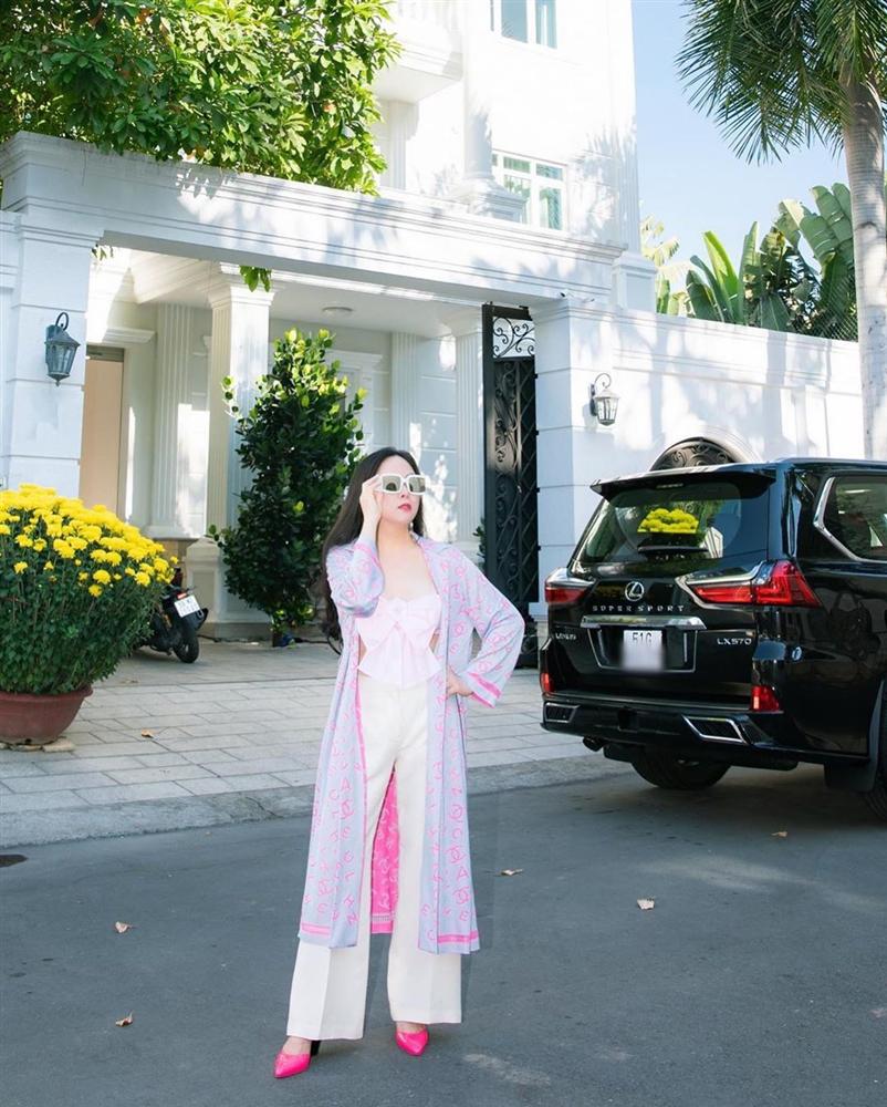 Phượng Chanel bất ngờ thắng thế, Ngọc Trinh dù hở nhiều hơn nhưng vẫn thua người chị đôi ba phần-4