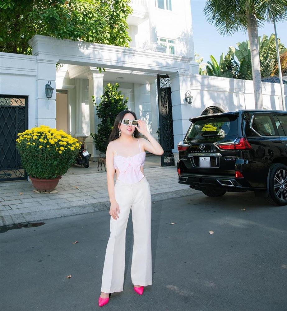 Phượng Chanel bất ngờ thắng thế, Ngọc Trinh dù hở nhiều hơn nhưng vẫn thua người chị đôi ba phần-6