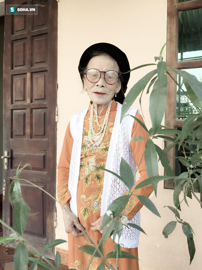 Bà ngoại 80 tuổi xuyên đêm xem phim Hàn, mỗi lần các cháu vào thăm lại có câu hỏi khiến tất cả bật cười-3