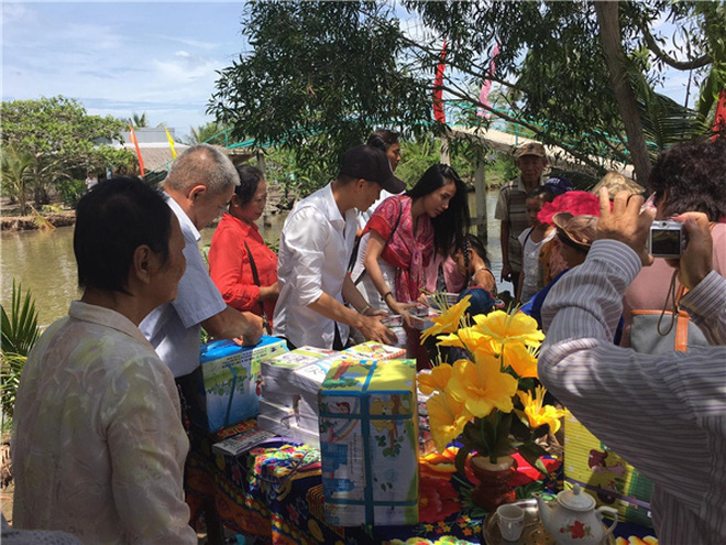 Những lần Thuỷ Tiên - Công Vinh đồng vợ đồng chồng làm việc tốt: Chẳng ngại chi tiền tỷ, ở đâu có lũ có hạn ở đó có cặp đôi-6