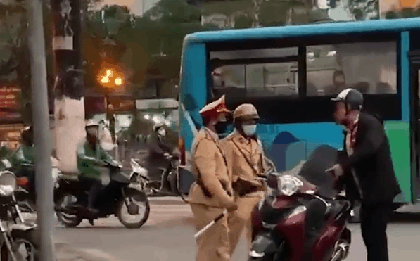 Thanh niên dính máu cầm dao đe dọa CSGT, clip khiến dân mạng xôn xao-1