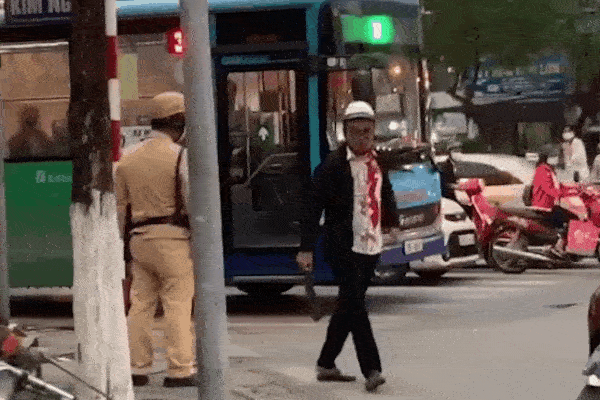 Đoạn clip người phụ nữ ngất xỉu ở trung tâm thương mại nhưng không ai đến giúp khiến dân mạng phẫn nộ và sự thật là gì?-3