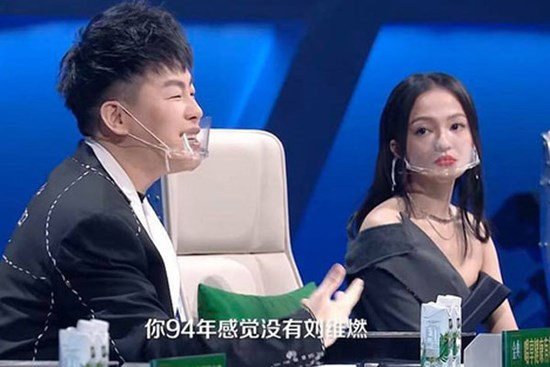 Hình ảnh gây sốt Weibo: Dàn HLV và thí sinh show thực tế đeo 
