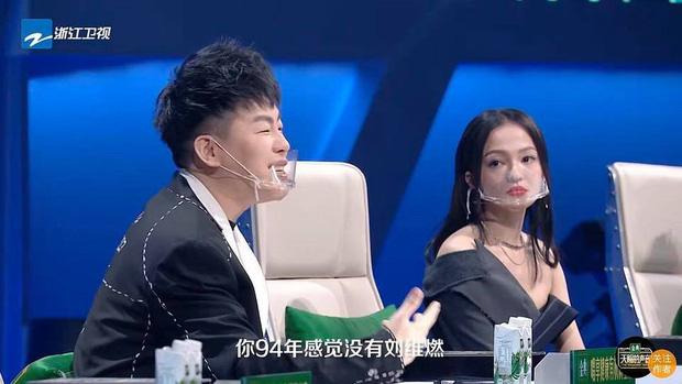 Hình ảnh gây sốt Weibo: Dàn HLV và thí sinh show thực tế đeo khẩu trang dã chiến giữa đại dịch COVID-19-1