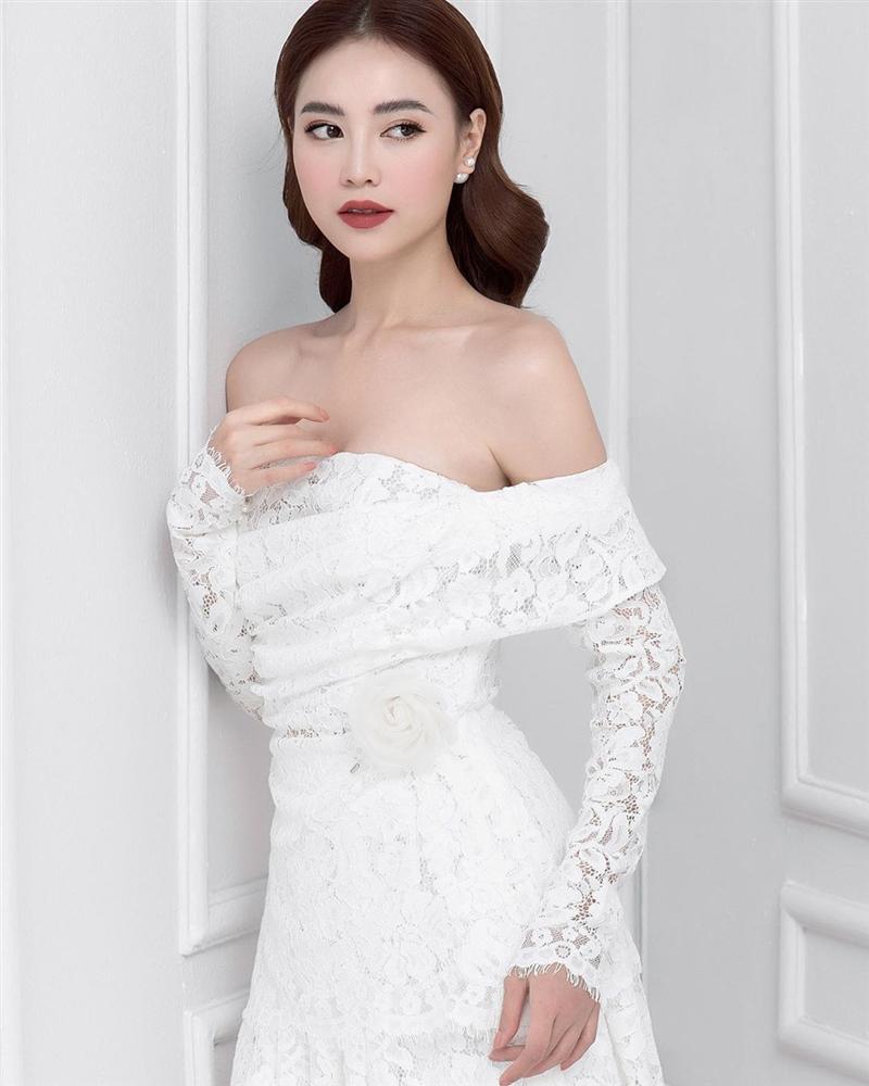 Style của Lan Ngọc rất thiếu những items kín cổng cao tường, thay vào đó là thật nhiều đồ hở vai để trông sexy mà tinh tế-10