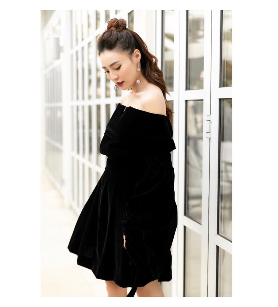 Style của Lan Ngọc rất thiếu những items kín cổng cao tường, thay vào đó là thật nhiều đồ hở vai để trông sexy mà tinh tế-11