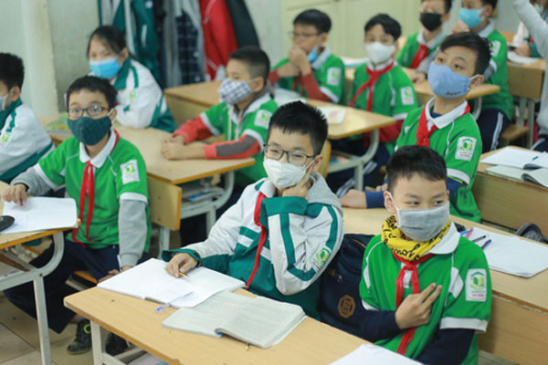 Bị cô giáo gọi lên kiểm tra miệng, nam sinh ung dung đọc thuộc bài vanh vách nhờ cách không ngờ-4