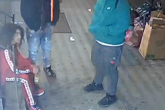 Người đàn ông châu Á bị nhổ nước bọt lên mặt, gọi là virus corona ở Mỹ