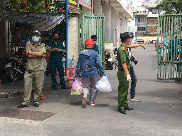 TP.HCM cách ly chung cư hơn 1.000 dân nơi bệnh nhân thứ 48 sinh sống: Nội bất xuất, ngoại bất nhập-8