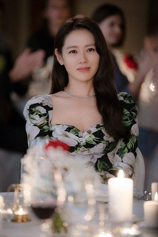 Lên phim bị váy áo che hết chứ ai ngờ ngoài đời Son Ye Jin gợi cảm, body sexy chuẩn chai coca thế này cơ mà-2