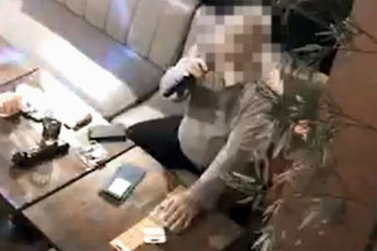 Bị nhiễm Covid-19, người đàn ông không chịu cách ly, ngang nhiên ra ngoài với tuyên bố đi 