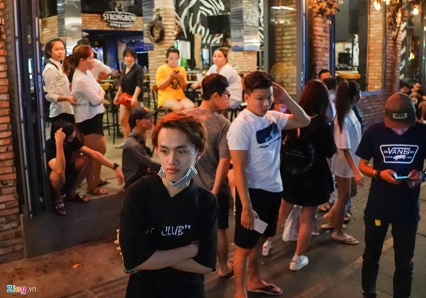 Tiệm massage tắt đèn, quán bar ở Bùi Viện đóng cửa đêm đầu tiên-7